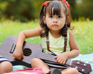 http://www.aupiedleve.beEveil musical - guitare - Ukulélé