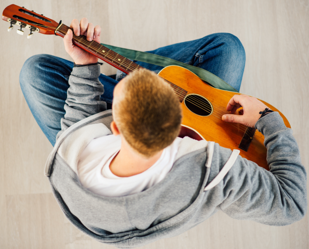 http://www.aupiedleve.beGuitare Finger Picking - Ados